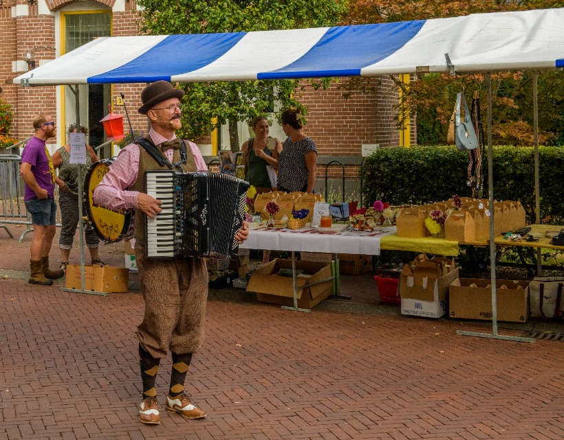 Donderse Markt vol met kraampjes, kleedjesmarkt en straattheater