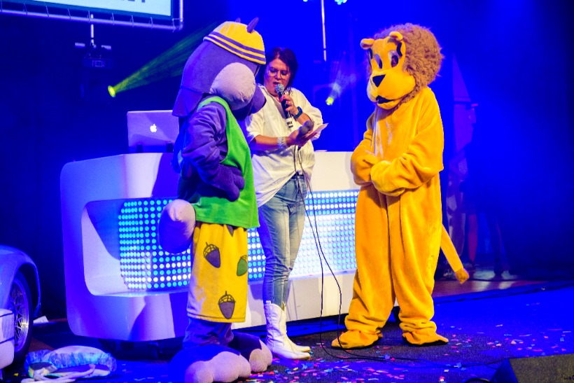 Vermomde Heinoërs zingend op het podium tijdens The Masked Singer Heino