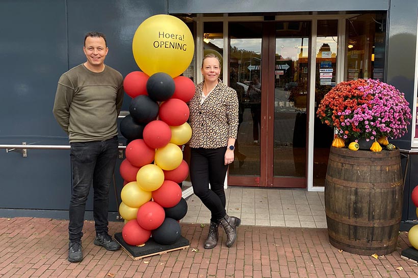 Mariandel en Arjan nieuwe eigenaren slijterij Van Dam