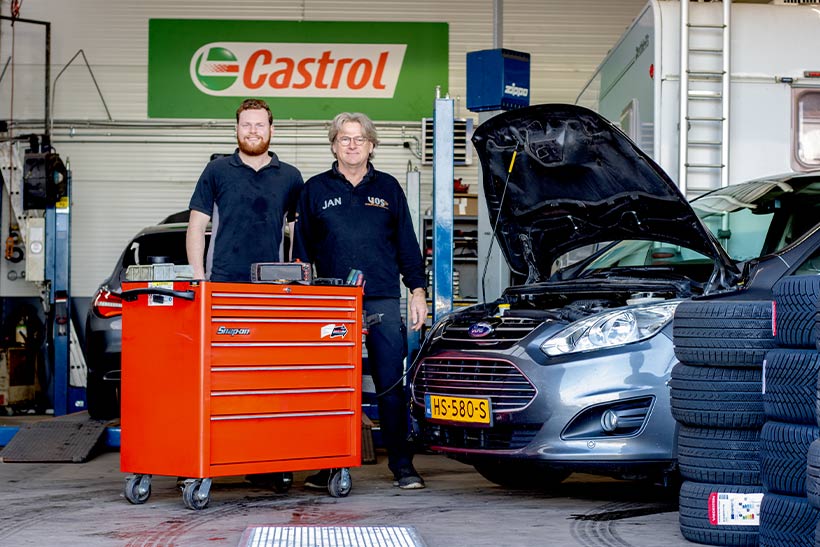 Garagebedrijf nu gerund door vader Jan en zoon Jay