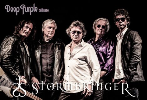 Stormbringer: Deeply Purple Tribute live op het podium