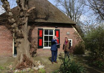 Burgemeester geeft herdrukt boek Twentseweg aan Marie José Nijhuis