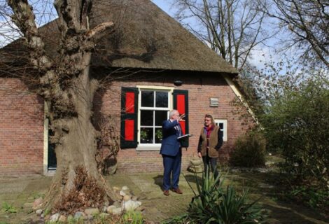 Burgemeester geeft herdrukt boek Twentseweg aan Marie José Nijhuis