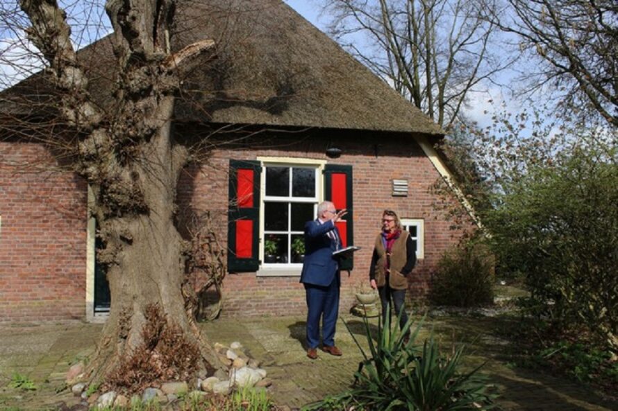 Burgemeester geeft herdrukt boek Twentseweg aan Marie José Nijhuis