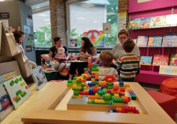 Burgemeester Rob Zuidema leest voor bij start Nationale Voorleesdagen in Bibliotheek Heino