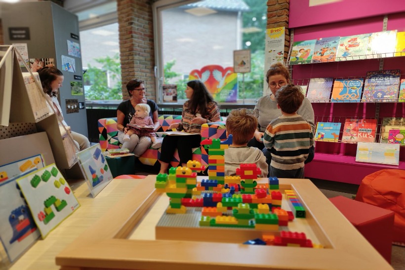 Burgemeester Rob Zuidema leest voor bij start Nationale Voorleesdagen in Bibliotheek Heino
