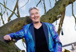 “Het is toch mooi dat ik kan helpen  door een beetje dom te lullen?”
