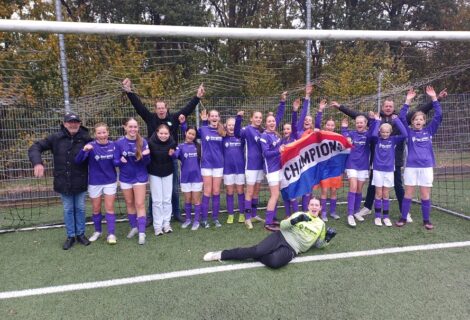 Dames JO15 van combinatie VCHW/Heino zijn kampioen